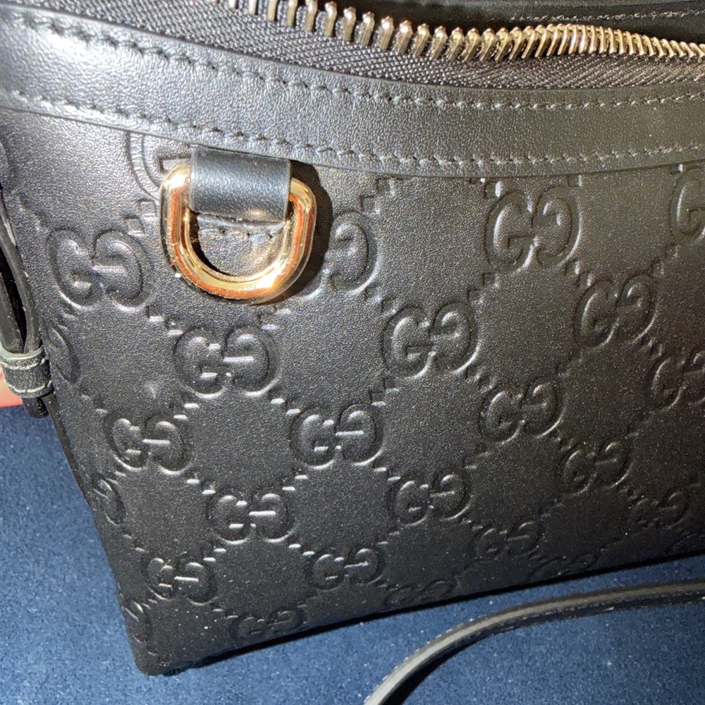 GUCCI GG Emblem small shoulder bag, Black embossed leather - Picture 10 of 16